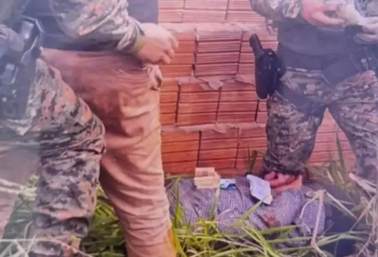 Um dos criminosos foi pego com o dinheiro da vítima. - Crédito: Divulgação