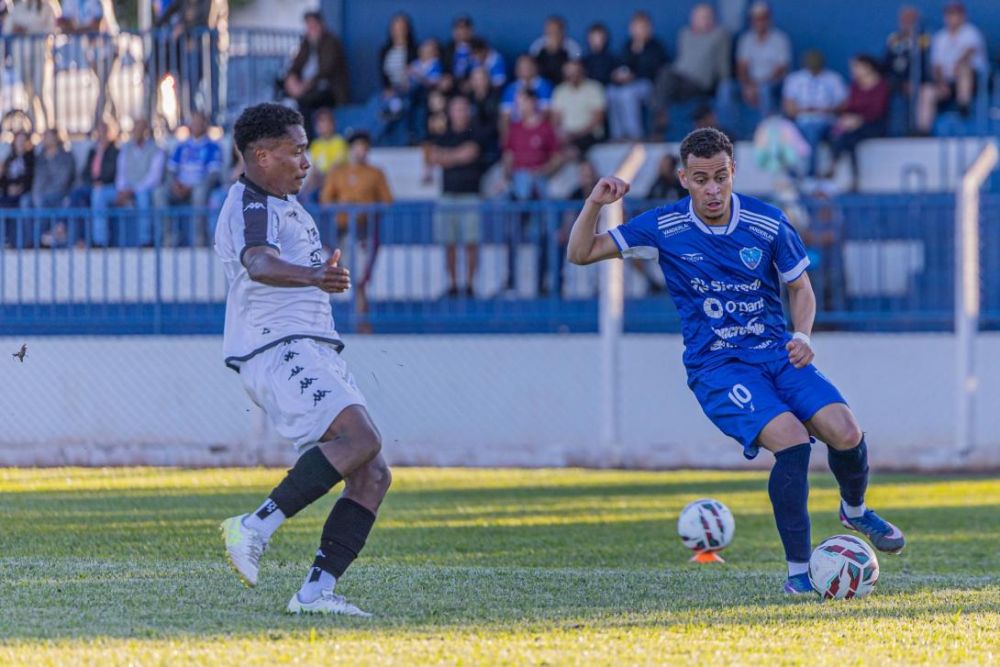 Gustavo Corona (10) marcou o terceiro gol da vitória do Ivinhema no Saraivão (Foto: Ribero Jr)