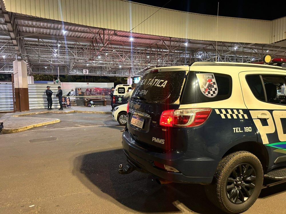 Polícia Militar no local onde jovem foi executado (Foto: Eliton Chaves / 24h News Ms)