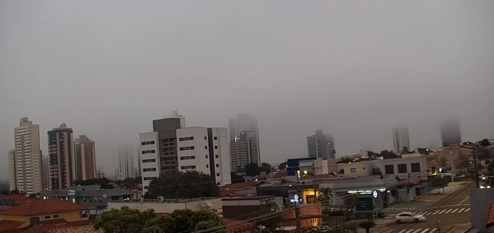 Leve nevoeiro visto do Vivendas do Bosque, em Campo Grande (Foto: Direto das Ruas)