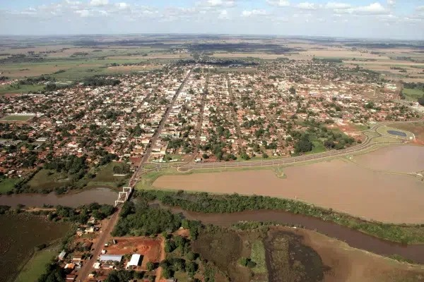 Vista aérea de Fátima do Sul, próxima a ponte sobre o Rio Dourado (Foto: Reprodução/Prefeitura)