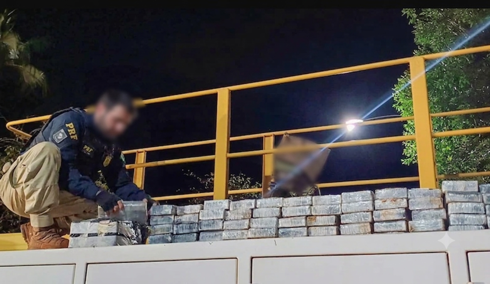 Policial retira droga armazenada em veículo (Foto: Notícias da Ilha)