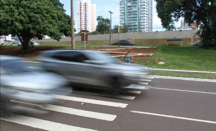 Veículos em alta velocidade em frente ao Shopping Campo Grande (Foto: Arquivo)
