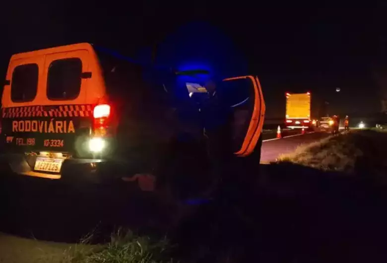 Viatura da PMR sinaliza a pista que dá acesso a MS-306. - Crédito: (O Correio News)