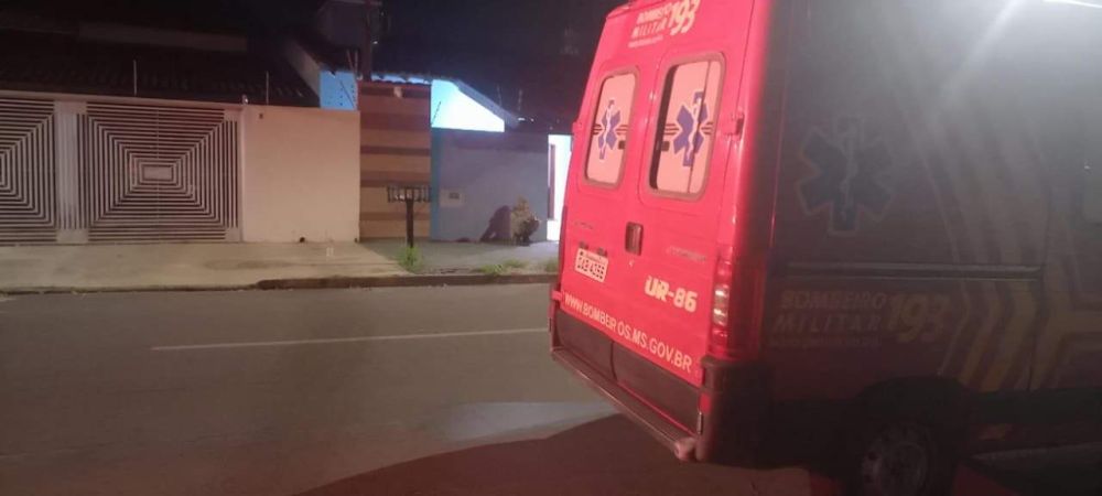 Corpo de Bombeiros em frente a residência onde a criança se afogou (Foto: Alfredo Neto/RCN67)