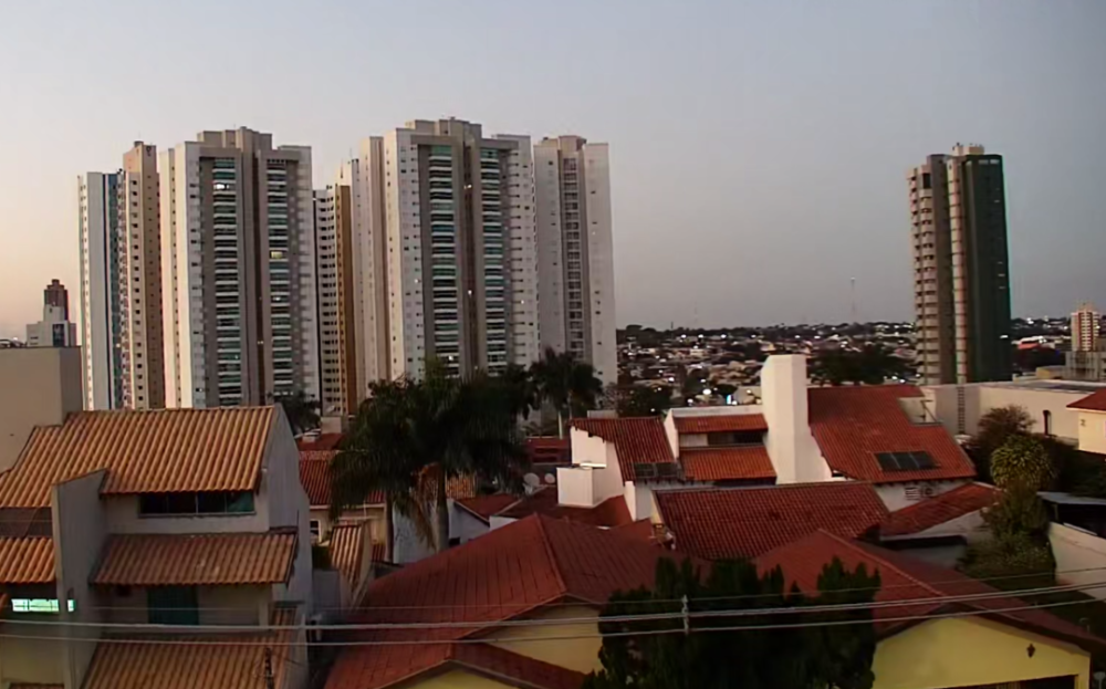 Céu claro visto do Vivendas do Bosque, em Campo Grande (Foto: Direto das Ruas)