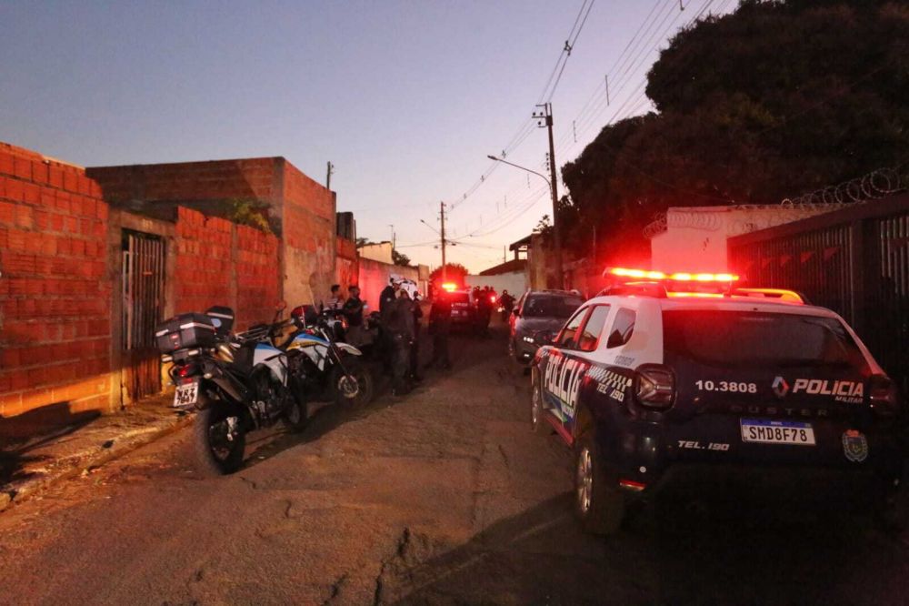 Viaturas da PM durante abordagem na Vila Nhanhá (Foto: Arquivo)