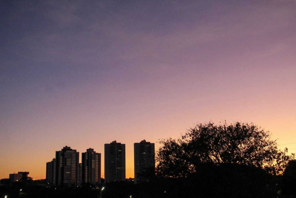 Céu aberto visto do Bairro Chácara Cachoeira, em Campo Grande (Foto: Juliano Almeida)