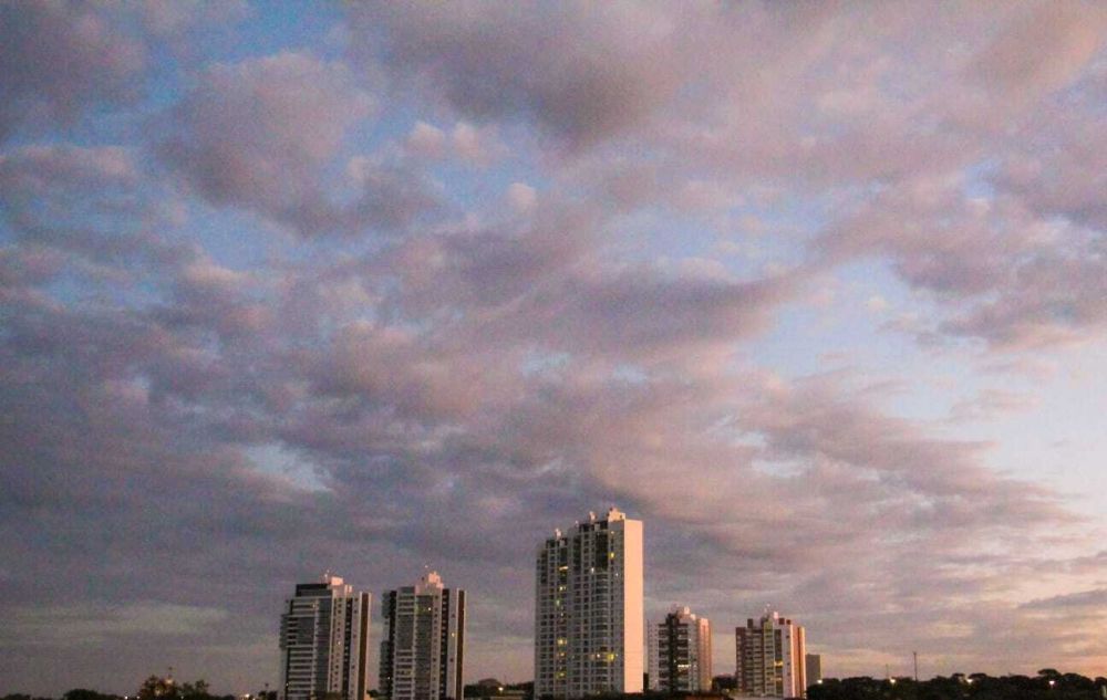Céu com algumas nuvens nesta manhã em Campo Grande (Foto: Juliano Almeida)
