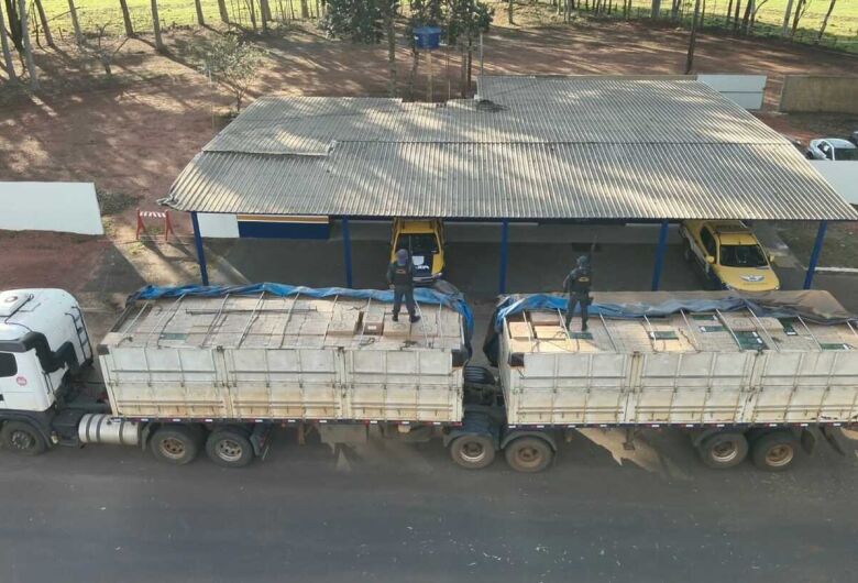 Carreta foi apreendida com cigarros em Ponta Porã - Crédito: Divulgação / BPMRv