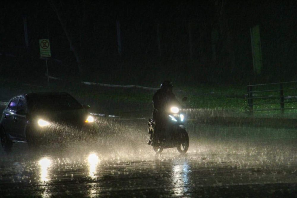Motociclista se arrisca no meio do temporal em Campo Grande (Foto: Juliano Almeida)