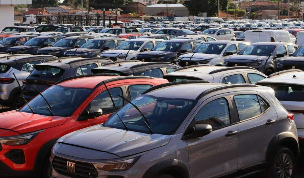 Pátio de veículos novos que serão enviados às concessionárias. (Foto: Arquivo/Osmar Veiga)