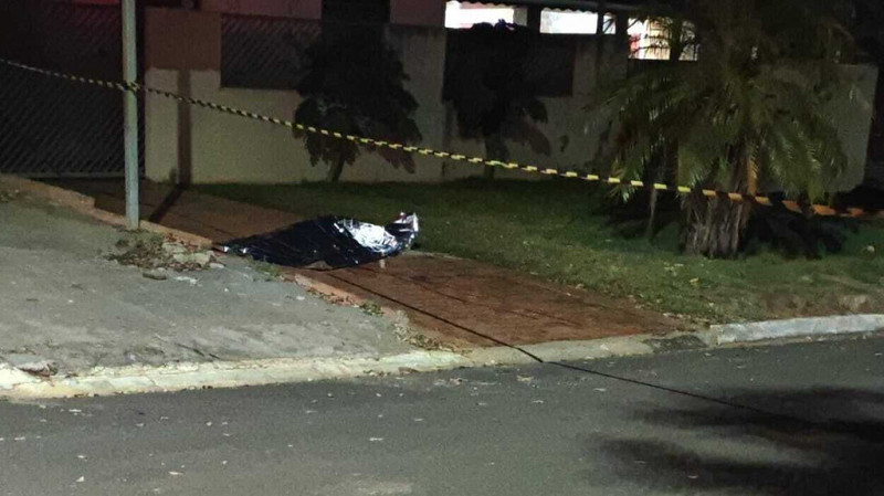 Corpo de Nathália na calçada onde crime aconteceu nesta madrugada.- Foto: Divulgação