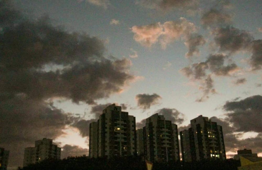 Céu de Campo Grande com algumas nuvens escuras no início da manhã (Foto: Juliano Almeida)