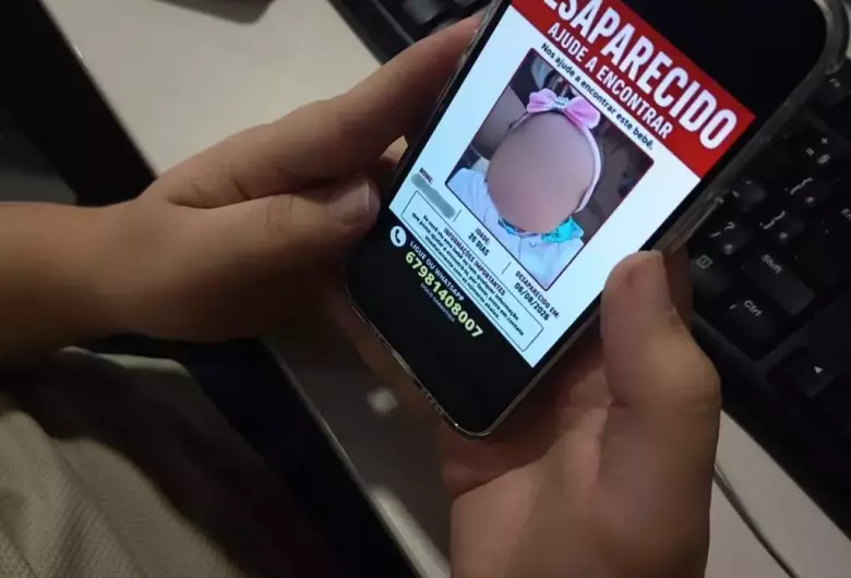 Cartaz distribuído pela manhã quando a bebê ainda estava desaparecida - Crédito: (Anahi Zurutuza)