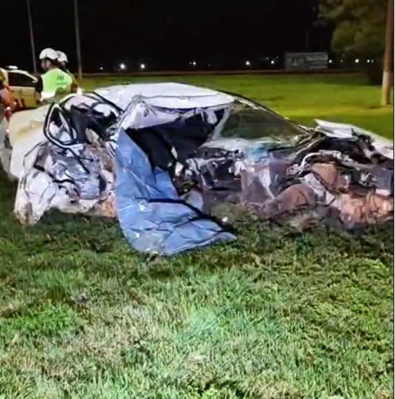 Carro ficou completamente destruído com o impacto - Foto: Reprodução/Sidnei Bronka