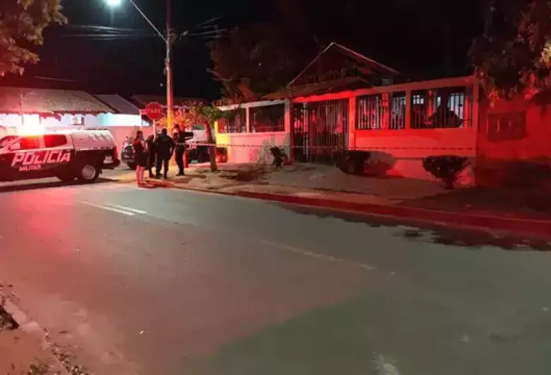 Polícia Militar isola um dos locais dos disparos com viatura e fita zebrada. - Crédito: Divulgação