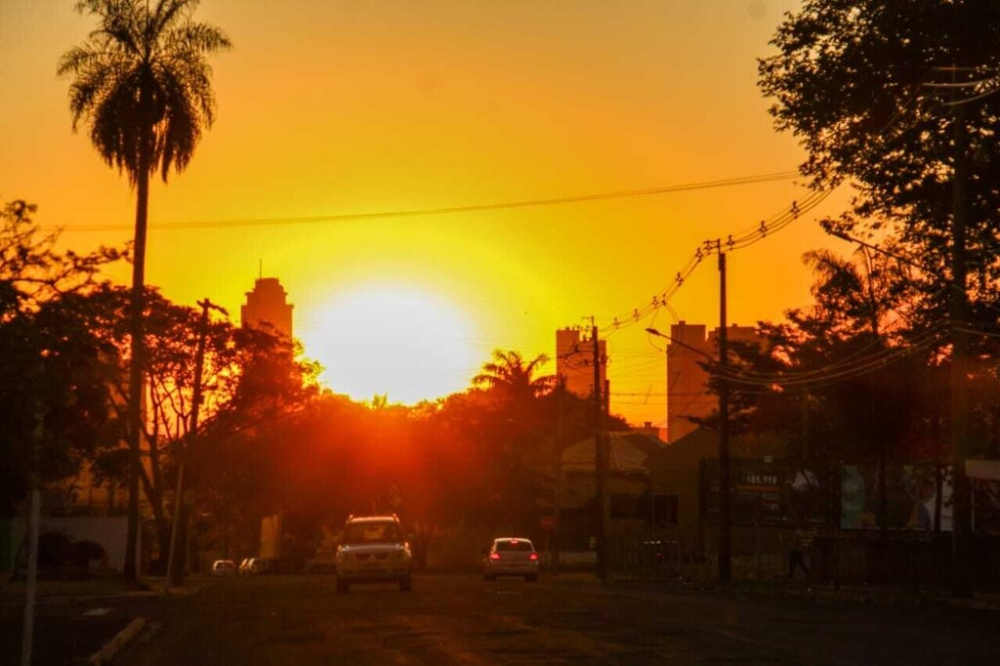 Sol durante a tarde na região central de Campo Grande. (Foto: Juliano Almeida/Campo Grande News)