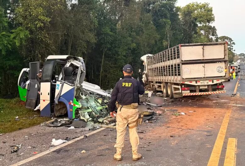 Acidente entre ônibus e carreta deixa 22 mortos e quatro feridos no Paraná - Crédito: PRF