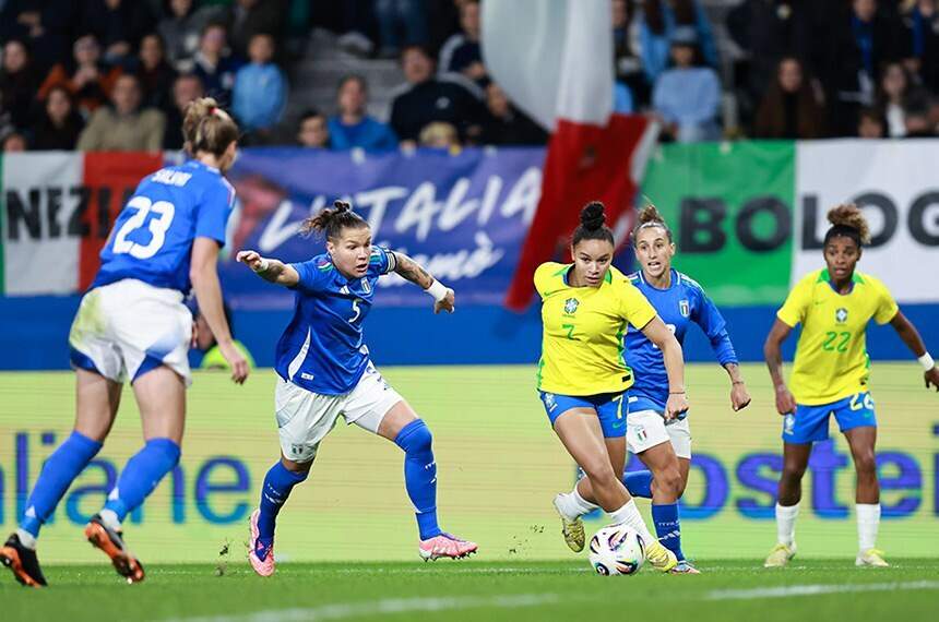 Seleção brasileira feminina durante jogo contra a Itália ( Lívia Villas Boas/CBF)