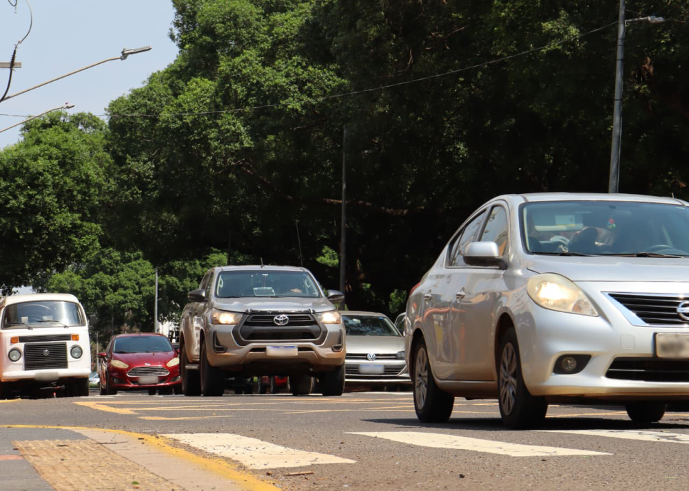Movimentação de veículos em uma das vias de Campo Grande (Foto: Osmar Veiga)