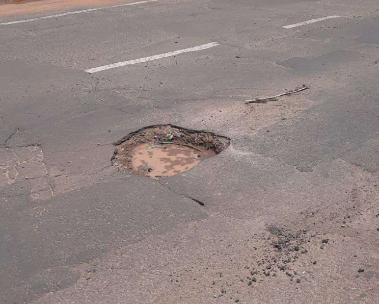 Buraco na Avenida Nasri Siufi na época do acidente, em 2022 (Foto: reprodução/processo)