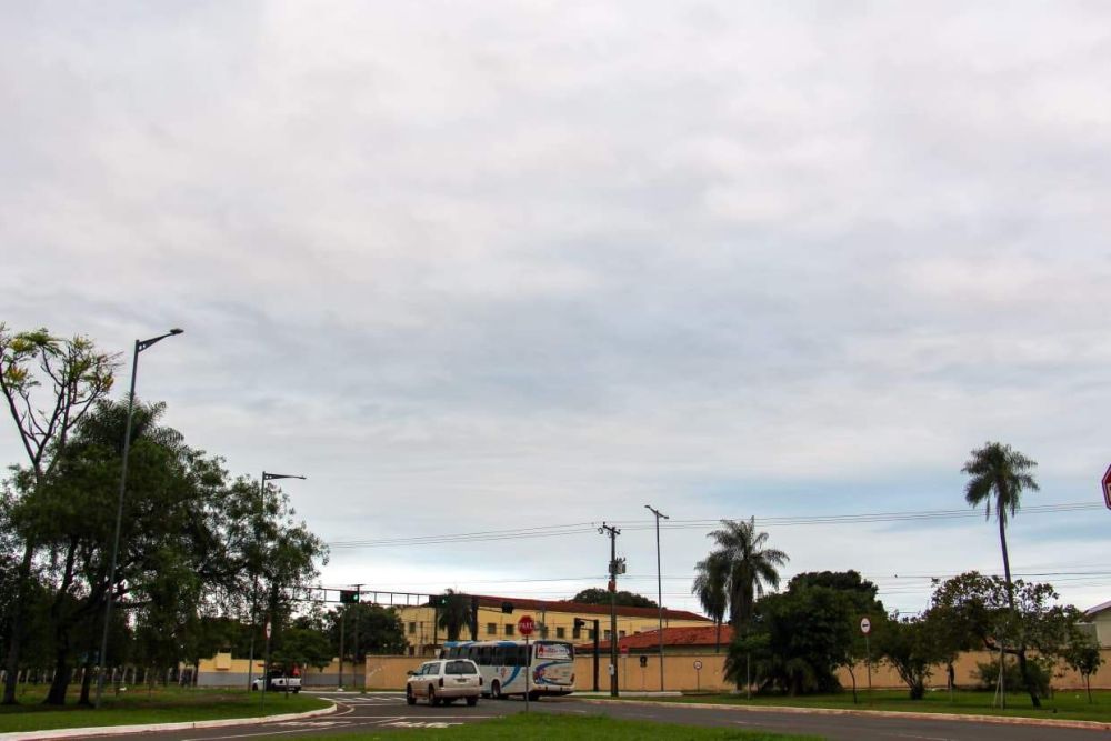 Céu encoberto por nuvens em Campo Grande na manhã desta terça-feira (Foto: Juliano Almeida)