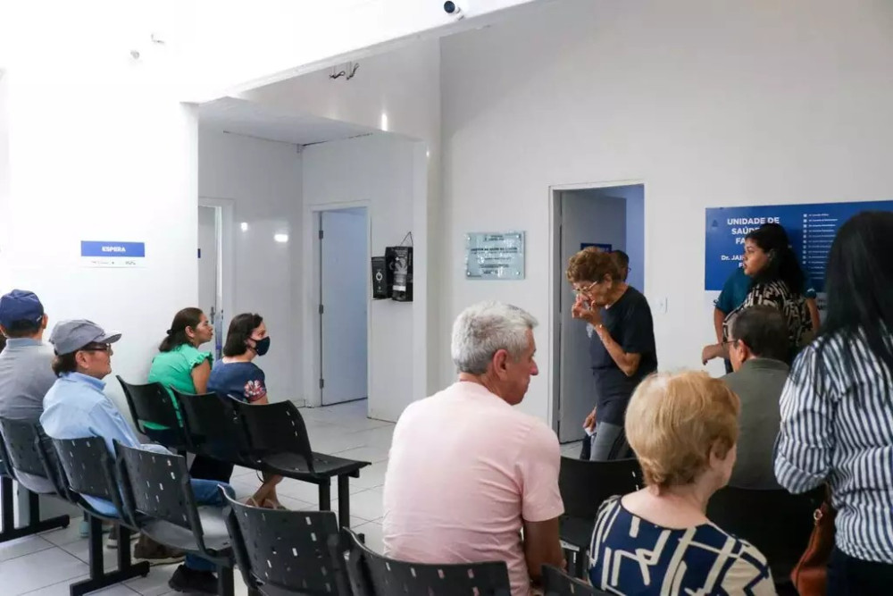 Idosos aguardando atendimento na USF 26 de agosto (Foto: Arquivo)