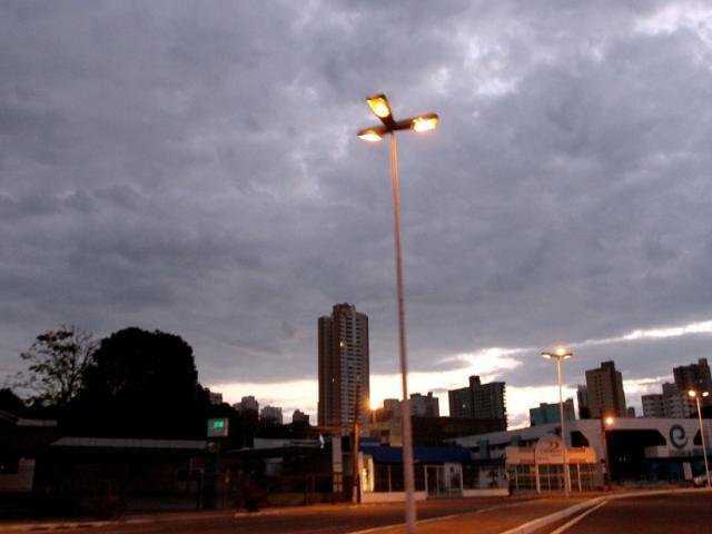 Céu amanheceu encoberto por nuvens na capital sul-mato-grossense (Foto: Saul Schramm)